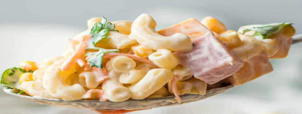 Nudelsalat mit Paprika, Mais, Schinken und cremigem Dressing Nudelsalat mit Paprika, Mais, Schinken und cremigem Dressing